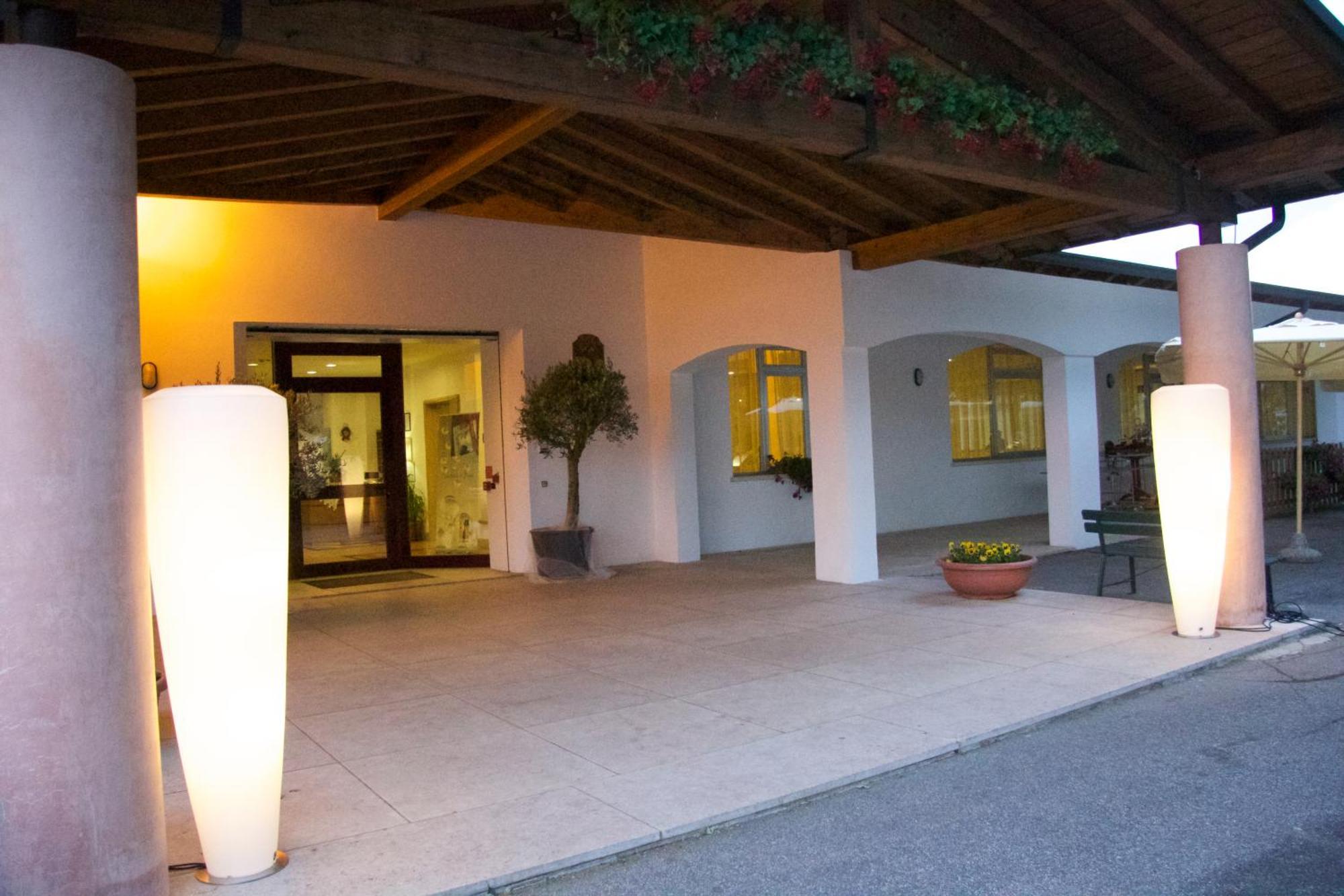 Hotel Stella Alpina Spiazzi Di Caprino Екстер'єр фото